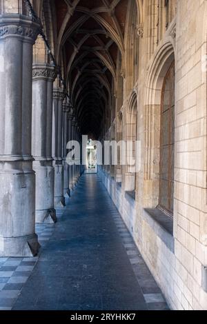 MECHELEN, Malines, Antwerpen, BELGIEN, 14. November, 2022, Blick durch das gotische Soportal oder den Bogengang an der Seite des Rathauses Stockfoto