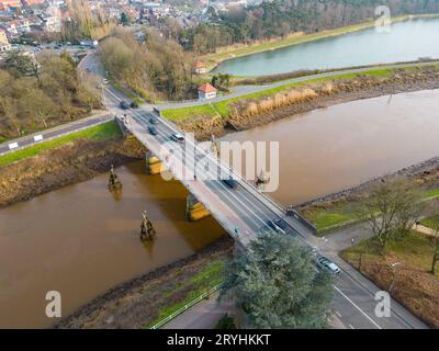 Abendsonne auf Brücke mit Verkehr über die Grote Nete im Onze-lieve-Vrouwlaan im Zentrum des Dorfes Duffel, Antwerpen, Stockfoto