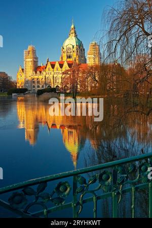 Neues Rathaus mit dem denkmalgeschützten Maschpark Bruecke und dem Maschteich, Hannover, Deutschland, Europa Stockfoto