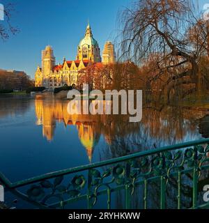 Neues Rathaus mit dem denkmalgeschützten Maschpark Bruecke und dem Maschteich, Hannover, Deutschland, Europa Stockfoto