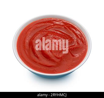 Schüssel Tomatensuppe isoliert auf weißem Hintergrund Stockfoto