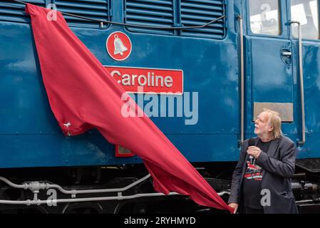 Mangapps Railway Museum, Burnham on Crouch, Essex, Großbritannien. Oktober 2023. Der Rockmusiker und Eisenbahnfreund Rick Wakeman hat ein Typenschild auf einem restaurierten Vintage-Diesel der Klasse 31 vorgestellt – „Radio Caroline“. Die Diesellokomotive mit der Nummer 31105 wurde 1959 gebaut und wurde von British Rail auf ihren Hauptstrecken und anderen Anwendungen vor der Ausmusterung 2014 eingesetzt. 2019 in Mangapps angekommen, wurde die Lokomotive kürzlich in einer makellosen BR-blauen Lackierung restauriert. Ein neuer Radiosender Radio Caroline sendet lokal aus und war an der Namensgebung beteiligt. Wakeman fuhr zum Taxi Stockfoto