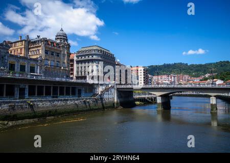 Kais des Nervion in Bilbao, Baskenland, Spanien Stockfoto