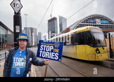 Manchester, Großbritannien. Oktober 2023. Manchester, Großbritannien. Oktober 2023. Steven Bray, britischer Aktivist aus Port Talbot in Südwales, der in den Jahren 2018 und 2019 vor der konservativen Konferenz, auf der die Polizei versucht, seinen Protest über ein PA-System mit Musik zu stoppen, täglich gegen den Brexit protestierte. Erster Tag der Tory-Konferenz 2023 in Manchester. GaryRobertsphotography/Alamy Live News Credit: GaryRobertsphotography/Alamy Live News Stockfoto