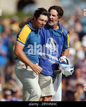 Viktor Hovland von Team Europe, nachdem er am dritten Tag des 44. Ryder Cup im Marco Simone Golf and Country Club, Rom, Italien, sein Einzelspiel gegen den US-Amerikaner Collin Morikawa gewonnen hatte. Bilddatum: Sonntag, 1. Oktober 2023. Stockfoto