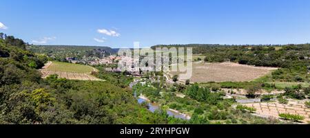 Minerve, ein hoch gelegenes Dorf und eines der schönsten Dörfer in Frankreich in den Schluchten von Cesse und Brian. Occitanie, Frankreich Stockfoto