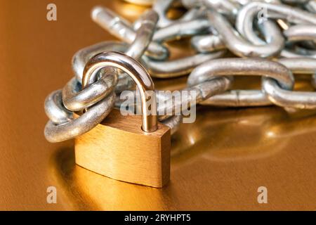 Gelbes Vorhängeschloss mit einem Haufen Metallkette Stockfoto