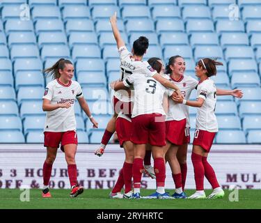 Birmingham, Großbritannien. Oktober 2023. Manchester Spieler feiern ihr Siegtor beim FA Women's Super League 1-Spiel zwischen Aston Villa Women und Manchester United Women in Villa Park, Birmingham, England am 1. Oktober 2023. Foto von Stuart Leggett. Nur redaktionelle Verwendung, Lizenz für kommerzielle Nutzung erforderlich. Keine Verwendung bei Wetten, Spielen oder Veröffentlichungen eines einzelnen Vereins/einer Liga/eines einzelnen Spielers. Credit: UK Sports Pics Ltd/Alamy Live News Stockfoto