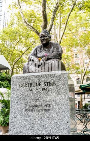 Bronzestatue von Gertrude Stein im Bryant Park, öffentlicher Park neben der New York Public Library, Midtown Manhattan, New York City, USA Stockfoto