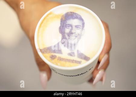 Das Gesicht von Premierminister Rishi Sunak auf einer Tasse Kaffee während der jährlichen Konferenz der Konservativen Partei in Manchester Central. Bilddatum: Sonntag, 1. Oktober 2023. Stockfoto