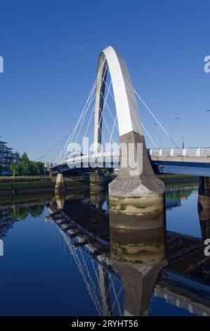 Glasgow Bogenbrücke über den Fluss Clyde, weniger formal bekannt als Squinty Bridge Stockfoto