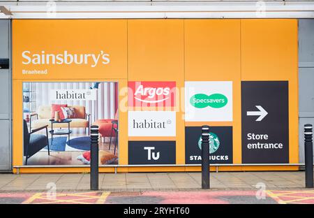 Sainburys Supermarkt Banner Werbung für andere Geschäfte im Geschäft Stockfoto