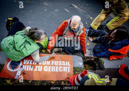 DEN HAAG - die Polizei verhaftete Gegendemonstratoren, die gegen die Blockade durch Klimaaktivisten auf der A12 vorgegangen sind. Dutzende von Menschen reagierten auf den Aufruf in den sozialen Medien, zur täglichen Blockade zu kommen und Unzufriedenheit auszudrücken. ANP ROBIN UTRECHT netherlands Out - belgium Out Credit: ANP/Alamy Live News Stockfoto