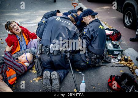 DEN HAAG - die Polizei verhaftete Gegendemonstratoren, die gegen die Blockade durch Klimaaktivisten auf der A12 vorgegangen sind. Dutzende von Menschen reagierten auf den Aufruf in den sozialen Medien, zur täglichen Blockade zu kommen und Unzufriedenheit auszudrücken. ANP ROBIN UTRECHT netherlands Out - belgium Out Credit: ANP/Alamy Live News Stockfoto