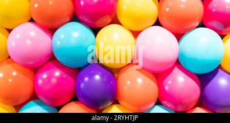 Bunte Ballons Hintergrund - echtes Foto, Konzept der Feier, Party, glücklich, Überraschung. Stockfoto