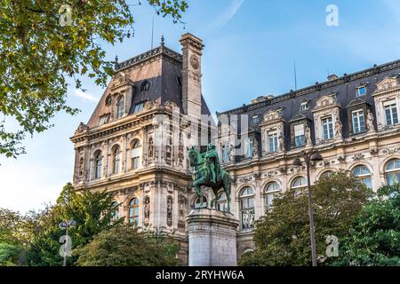 Außenansicht des Hôtel de Ville, Rathaus von Paris, im 19. Jahrhundert im Stil der französischen Renaissance wiederaufgebaut, mit Statue des Propsts Etienne Marcel Stockfoto