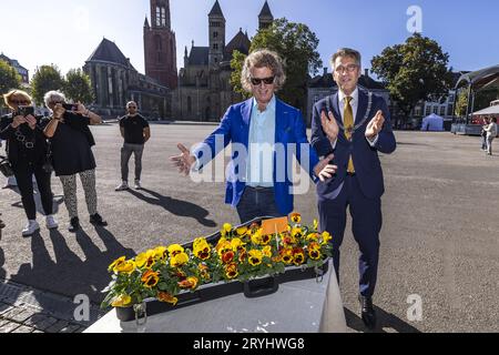 MAASTRICHT - Geburtstagsjunge Andre Rieu (74) und Bürgermeister Wim Hillenaar auf dem Vrijthof während der Taufe einer neuen Violine. Es war kein Stradivarius, sondern eine Gartenpflanze namens Viola. ANP MARCEL VAN HOORN niederlande raus - belgien raus Stockfoto