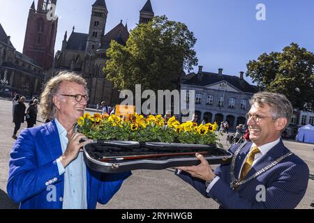 MAASTRICHT - Geburtstagsjunge Andre Rieu (74) und Bürgermeister Wim Hillenaar auf dem Vrijthof während der Taufe einer neuen Violine. Es war kein Stradivarius, sondern eine Gartenpflanze namens Viola. ANP MARCEL VAN HOORN niederlande raus - belgien raus Stockfoto