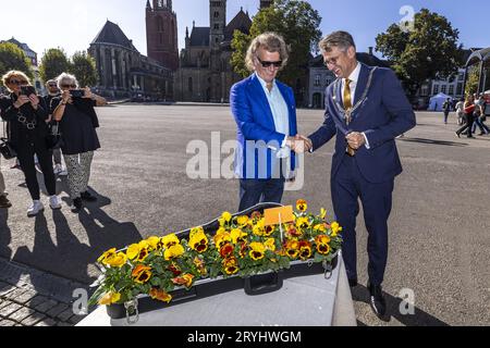 MAASTRICHT - Geburtstagsjunge Andre Rieu (74) und Bürgermeister Wim Hillenaar auf dem Vrijthof während der Taufe einer neuen Violine. Es war kein Stradivarius, sondern eine Gartenpflanze namens Viola. ANP MARCEL VAN HOORN niederlande raus - belgien raus Stockfoto