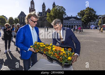 MAASTRICHT - Geburtstagsjunge Andre Rieu (74) und Bürgermeister Wim Hillenaar auf dem Vrijthof während der Taufe einer neuen Violine. Es war kein Stradivarius, sondern eine Gartenpflanze namens Viola. ANP MARCEL VAN HOORN niederlande raus - belgien raus Stockfoto