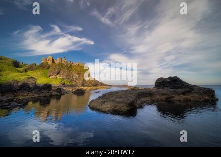 Blick von einer Küste auf Dunluce Castle am Rand der Klippe, Nordirland Stockfoto