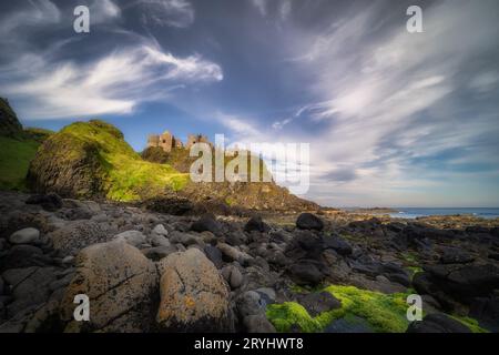 Blick von einer Küste auf Dunluce Castle am Rand der Klippe, Nordirland Stockfoto