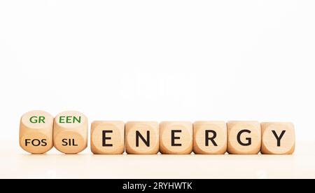 Umstellung von fossiler Energie auf umweltfreundliche Energie. Text auf Holzblöcken. Speicherplatz kopieren Stockfoto