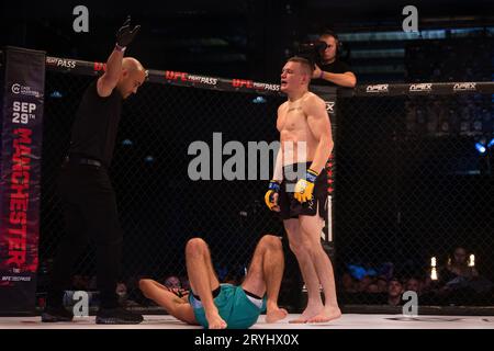 Rory Evans (schwarze Shorts) legt Adam Wilson (grüne Shorts) während des Cage Warriors 160 MMA-Events in der BEC Arena, Manchester, am Freitag, den 29. September 2023 vor. (Foto: Pat Scaasi | MI News) Credit: MI News & Sport /Alamy Live News Stockfoto