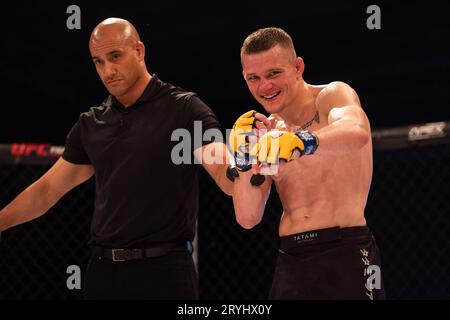 Am Freitag, den 29. September 2023, stellt Rory Evans Adam Wilson während des Cage Warriors 160 MMA-Events in der BEC Arena in Manchester vor. (Foto: Pat Scaasi | MI News) Credit: MI News & Sport /Alamy Live News Stockfoto