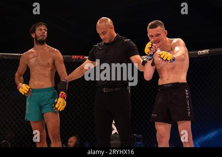 Rory Evans (schwarze Shorts) legt Adam Wilson (grüne Shorts) während des Cage Warriors 160 MMA-Events in der BEC Arena, Manchester, am Freitag, den 29. September 2023 vor. (Foto: Pat Scaasi | MI News) Credit: MI News & Sport /Alamy Live News Stockfoto