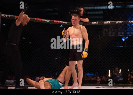 Rory Evans (schwarze Shorts) legt Adam Wilson (grüne Shorts) während des Cage Warriors 160 MMA-Events in der BEC Arena, Manchester, am Freitag, den 29. September 2023 vor. (Foto: Pat Scaasi | MI News) Credit: MI News & Sport /Alamy Live News Stockfoto