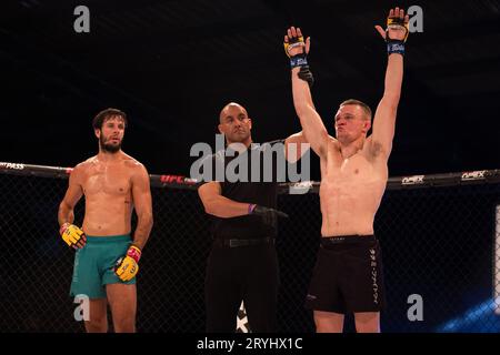 Am Freitag, den 29. September 2023, stellt Rory Evans Adam Wilson während des Cage Warriors 160 MMA-Events in der BEC Arena in Manchester vor. (Foto: Pat Scaasi | MI News) Credit: MI News & Sport /Alamy Live News Stockfoto