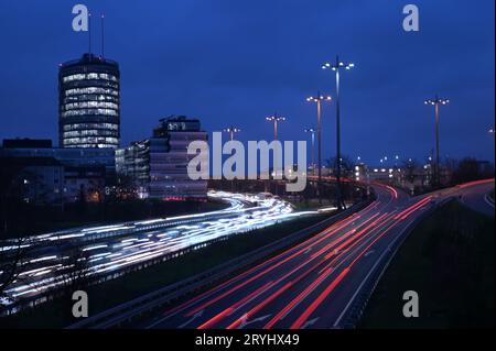 Hochwinkel von Autos in einem Stau während der abendlichen Lichtwege auf der Rush Hour Stockfoto