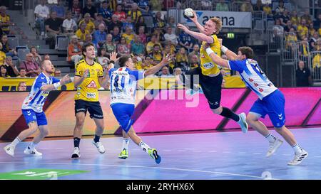Mannheim, Deutschland. Oktober 2023. v.li.: Patrick Zieker (TVB, 25), Niclas Kirkelokke (Kirkelökke, RNL, 6), max Häfner (TVB, 3), Gustav Davidsson (RNL, 22), Lukas Laube (TVB, L 176 vom 30.6.2014, S. 24), beim Sprungwurf, Wurf, Torwurf, Action, Aktion, Spielszene, 01.10.2023, Mannheim (Deutschland), Handball, Bundesliga, Rhein-Neckar Löwen - TVB Stuttgart Credit: dpa/Alamy Live News Stockfoto