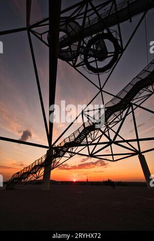 Aussichtsplattform Tetraeder bei Sonnenuntergang in Bottrop, Deutschland Stockfoto