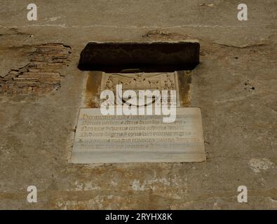 Wappen und Epigraph des spanischen Kardinals Alfonso Carrillo, Basilica dei Santi Quattro Coronati, Rom, Italien Stockfoto