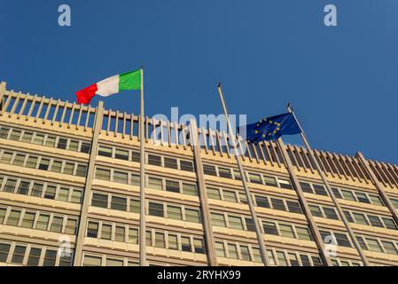 Poste Italiane Hauptsitz mit europäischen und italienischen Flaggen in EUR, Rom, Italien Stockfoto