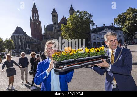 MAASTRICHT - Geburtstagsjunge Andre Rieu (74) und Bürgermeister Wim Hillenaar auf dem Vrijthof während der Taufe einer neuen Violine. Es war kein Stradivarius, sondern eine Gartenpflanze namens Viola. ANP MARCEL VAN HOORN niederlande raus - belgien raus Stockfoto