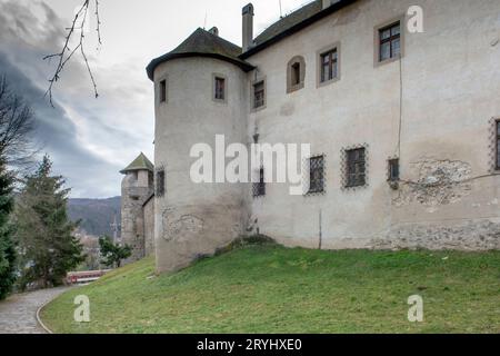 Schloss Zvolen. Eine mittelalterliche Burg auf einem Hügel in der Nähe des Zentrums von Zvolen. Slowakei. Stockfoto