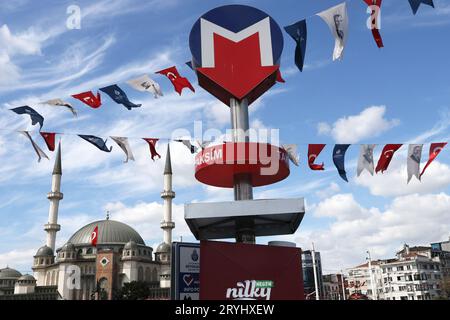 Schild für Taksim Metro Station mit Taksim Camii im Hintergrund, in Istanbul, Türkei Stockfoto