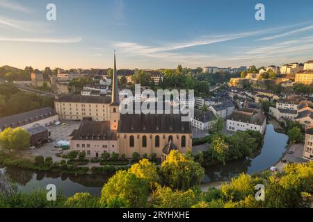 Großherzogtum Luxemburg, Skyline der Stadt bei Sonnenaufgang am Grund entlang des Flusses Alzette in der historischen Altstadt Stockfoto