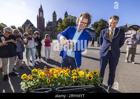 MAASTRICHT - Geburtstagsjunge Andre Rieu (74) und Bürgermeister Wim Hillenaar auf dem Vrijthof während der Taufe einer neuen Violine. Es war kein Stradivarius, sondern eine Gartenpflanze namens Viola. ANP MARCEL VAN HOORN niederlande raus - belgien raus Stockfoto