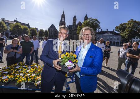 MAASTRICHT - Geburtstagsjunge Andre Rieu (74) und Bürgermeister Wim Hillenaar auf dem Vrijthof während der Taufe einer neuen Violine. Es war kein Stradivarius, sondern eine Gartenpflanze namens Viola. ANP MARCEL VAN HOORN niederlande raus - belgien raus Stockfoto