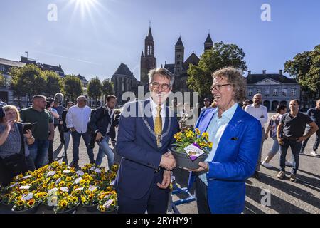 MAASTRICHT - Geburtstagsjunge Andre Rieu (74) und Bürgermeister Wim Hillenaar auf dem Vrijthof während der Taufe einer neuen Violine. Es war kein Stradivarius, sondern eine Gartenpflanze namens Viola. ANP MARCEL VAN HOORN niederlande raus - belgien raus Stockfoto