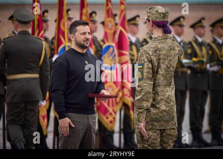 Kiew, Ukraine. Oktober 2023. Der ukrainische Präsident Wolodymyr Zelenskyj, links, verleiht Helden während der Feier des Tages der Verteidiger der Ukraine in der Kiewer Festung am 1. Oktober 2023 in Kiew, Ukraine, militärische Auszeichnungen. Kredit: Ukrainischer Ratsvorsitz/Ukrainisches Pressebüro/Alamy Live News Stockfoto