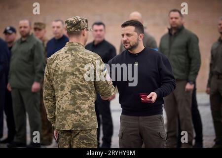 Kiew, Ukraine. Oktober 2023. Der ukrainische Präsident Wolodymyr Zelenskyj, rechts, verleiht Helden während der Feier des Tages der Verteidiger der Ukraine in der Kiewer Festung am 1. Oktober 2023 in Kiew, Ukraine, militärische Auszeichnungen. Kredit: Ukrainischer Ratsvorsitz/Ukrainisches Pressebüro/Alamy Live News Stockfoto