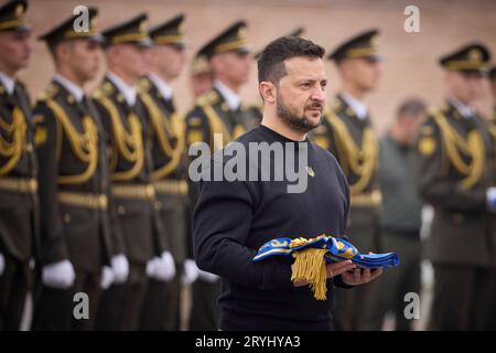 Kiew, Ukraine. Oktober 2023. Der ukrainische Präsident Wolodymyr Zelenskyj hält ein Militärabzeichen während der Feier des Tages der Verteidiger der Ukraine auf der Kiewer Festung am 1. Oktober 2023 in Kiew, Ukraine. Kredit: Ukrainischer Ratsvorsitz/Ukrainisches Pressebüro/Alamy Live News Stockfoto