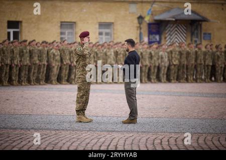 Kiew, Ukraine. Oktober 2023. Der ukrainische Präsident Wolodymyr Zelenskyj, rechts, verleiht Helden während der Feier des Tages der Verteidiger der Ukraine in der Kiewer Festung am 1. Oktober 2023 in Kiew, Ukraine, militärische Auszeichnungen. Kredit: Ukrainischer Ratsvorsitz/Ukrainisches Pressebüro/Alamy Live News Stockfoto