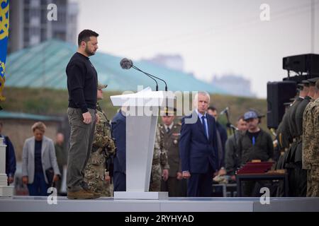 Kiew, Ukraine. Oktober 2023. Der ukrainische Präsident Wolodymyr Zelenskyj steht für einen Moment der Stille während der Feier des Tages der Verteidiger der Ukraine in der Kiewer Festung, 1. Oktober 2023 in Kiew, Ukraine. Kredit: Ukrainischer Ratsvorsitz/Ukrainisches Pressebüro/Alamy Live News Stockfoto