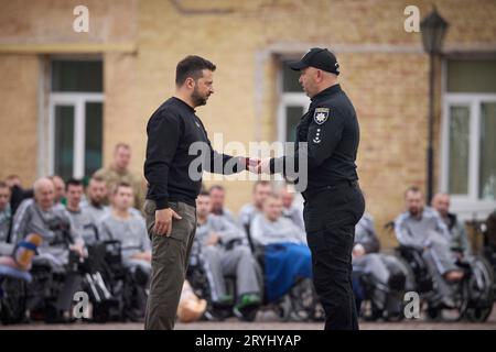 Kiew, Ukraine. Oktober 2023. Der ukrainische Präsident Wolodymyr Zelenskyj, links, verleiht Helden während der Feier des Tages der Verteidiger der Ukraine in der Kiewer Festung am 1. Oktober 2023 in Kiew, Ukraine, militärische Auszeichnungen. Kredit: Ukrainischer Ratsvorsitz/Ukrainisches Pressebüro/Alamy Live News Stockfoto